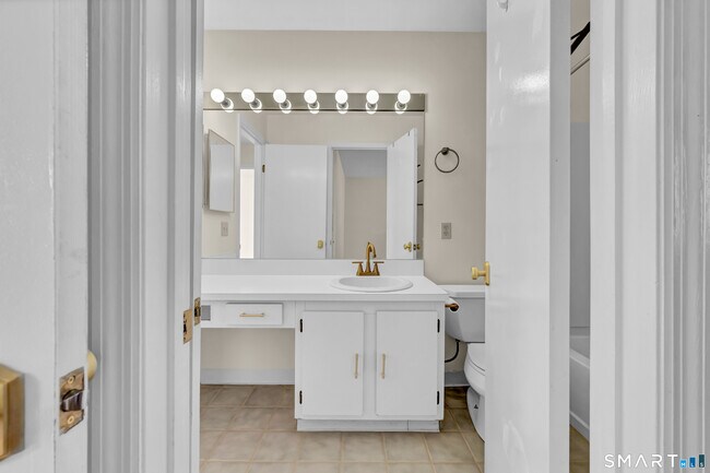 Building Photo - 925 Oronoke Rd