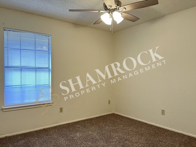 Building Photo - Duplex in Midway ISD!