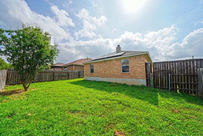 Building Photo - Spacious Single-Story Home with Solar Panels - Realtor Commission: $500