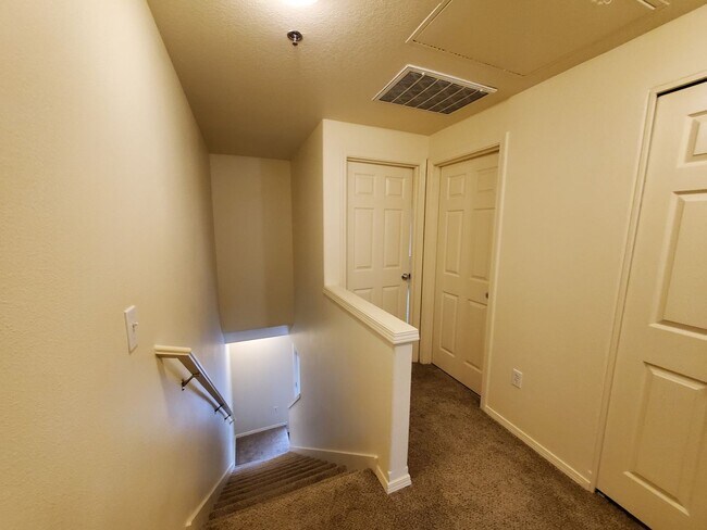 Building Photo - Great Location! 2 Bed 2 Bath Townhouse Style Condo! Open Concept! Laminate Floors Throughout Main!