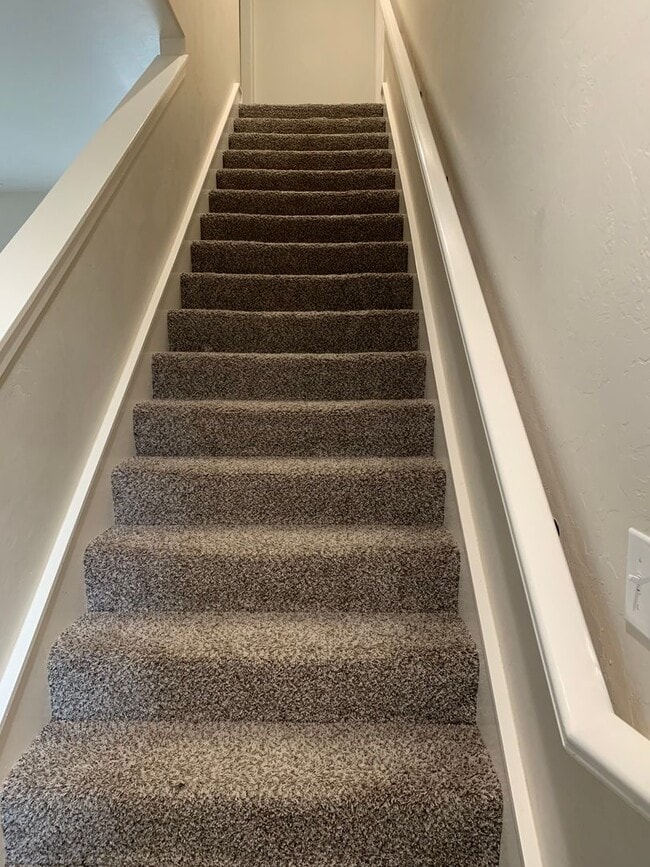 Building Photo - 3 bed, 2.5 bath home in the Enclave