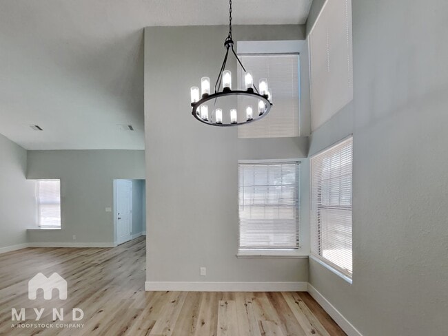 Building Photo - 4336 N Fox Point Dr