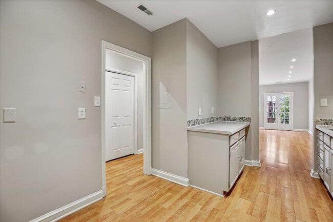 Building Photo - Spacious 2BR/2.5BA Townhouse-Style Condo in Gated Mount Pleasant Community