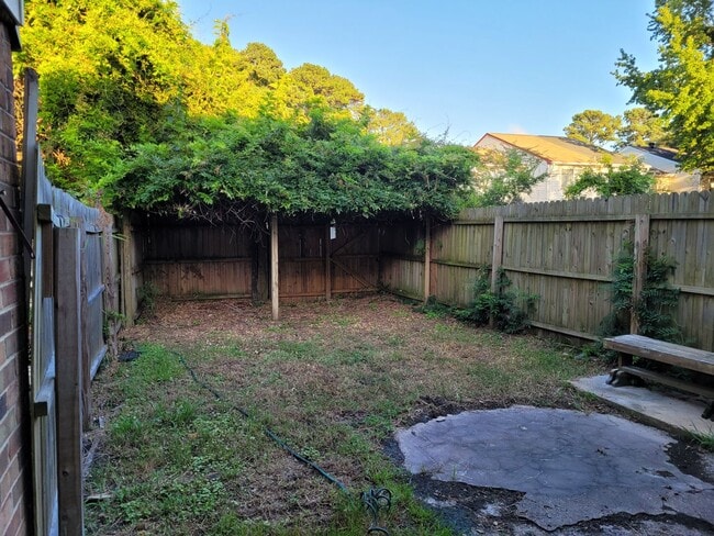 Building Photo - Townhouse in the Heart of Virginia Beach!