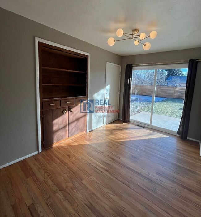 Building Photo - 2013 W Lake St