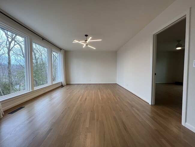 Building Photo - 1243 Saxon Dr