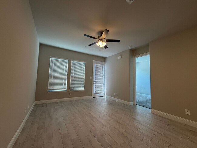 Building Photo - 624 Hutchinson Ln