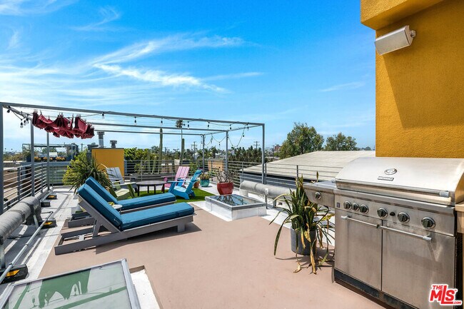 Building Photo - 417 Venice Way