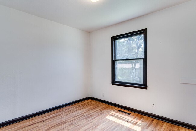 Building Photo - Renovated 3BR 1 BA Home w/ Hardwood Floors & Big Fenced Backyard