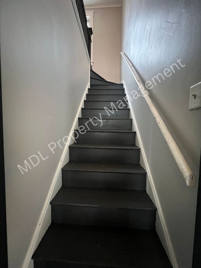 Building Photo - Spacious 5-Bedroom Home- This won't last l...