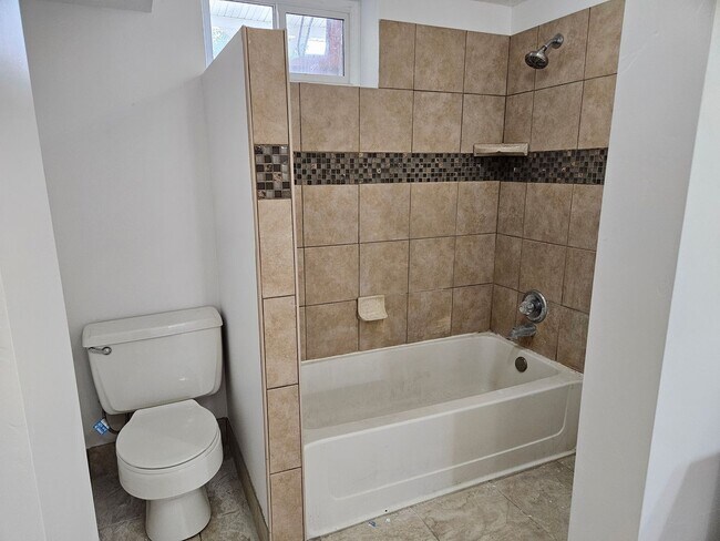 Building Photo - Great 5-Bed 2-Bath House in Bountiful