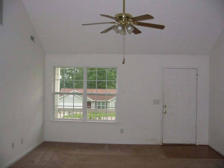 Building Photo - 26 Connie Trail