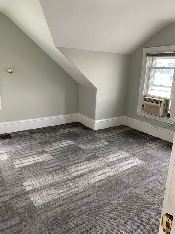 Building Photo - 824 E 5th St