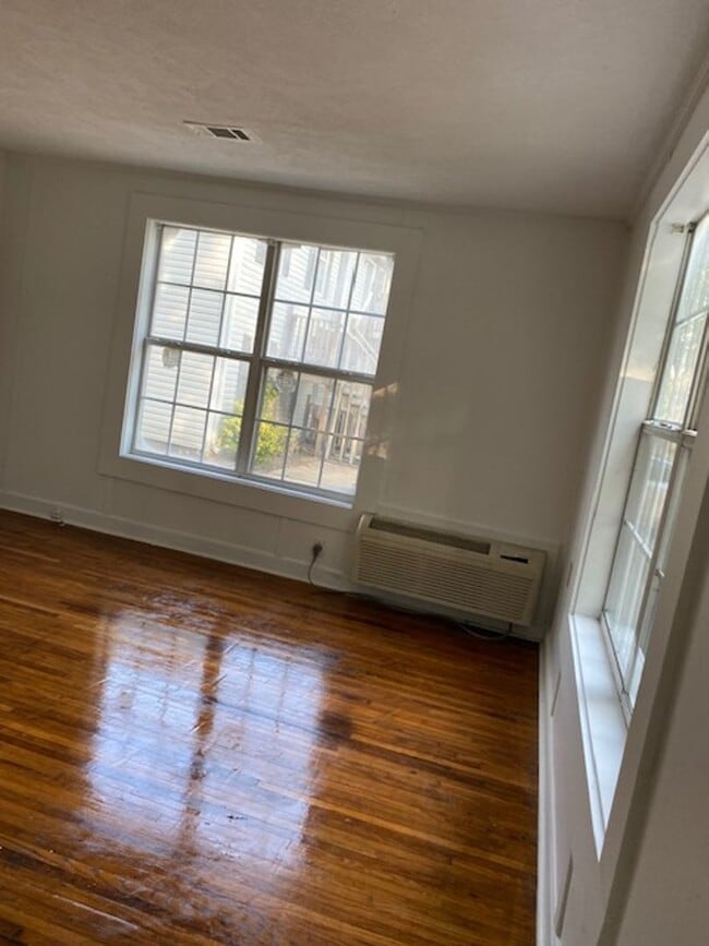 Building Photo - Renovated 1 Bedroom 1 Bath Unit for Rent!