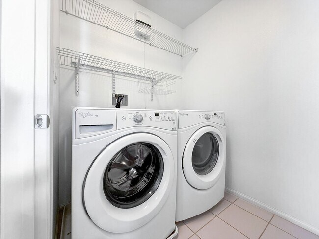 Building Photo - Beautiful 3B/3.5BA Townhouse in Carlsbad w...