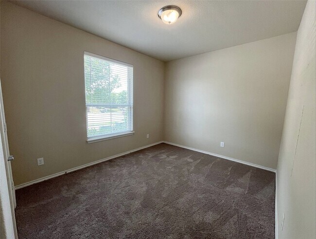 Building Photo - 473 Spring Dr