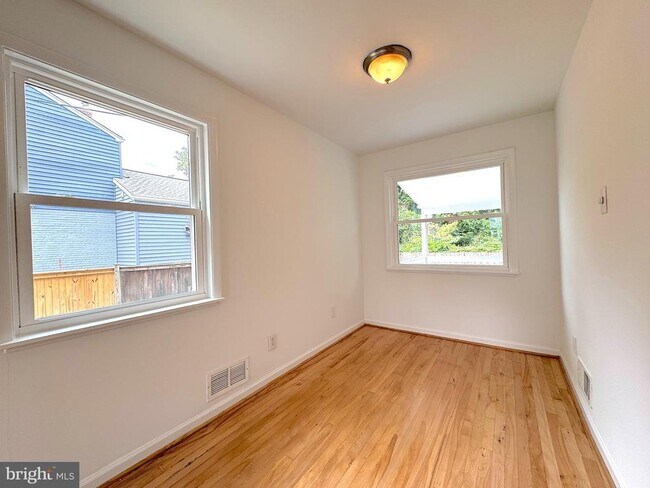 Building Photo - 5700 Fenwick Dr