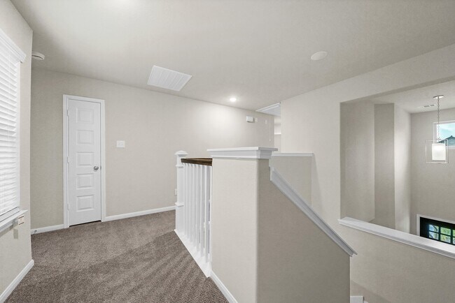 Building Photo - 5606 Hyde Park Dr