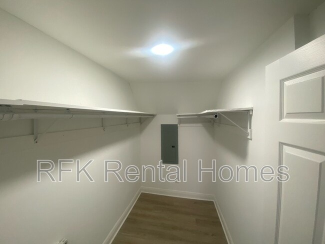 Building Photo - 2224 Langley Ave