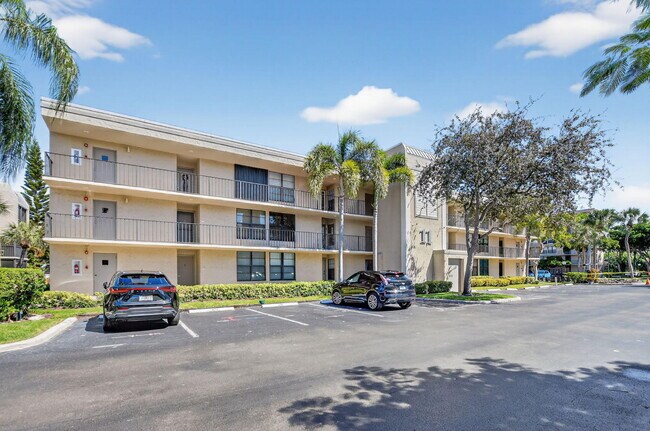 Building Photo - 11 Royal Palm Way