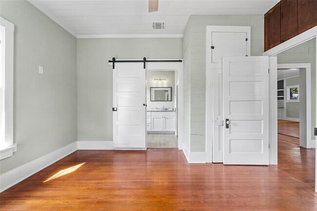 Building Photo - 108 N Ave B