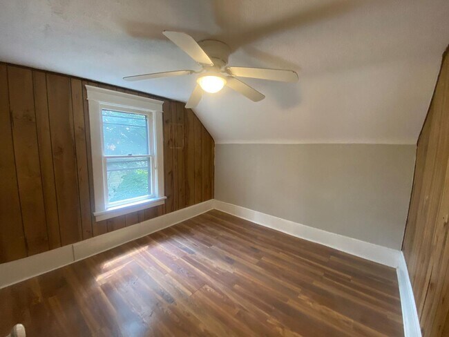 Building Photo - Spacious 3-Bed Single-Family Home in Quiet Kenmore Neighborhood