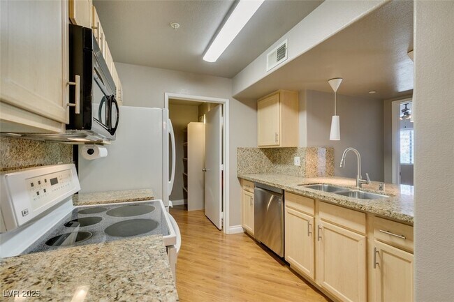 Building Photo - 950 Seven Hills Dr