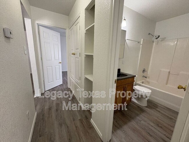Building Photo - 404 N Anglin St