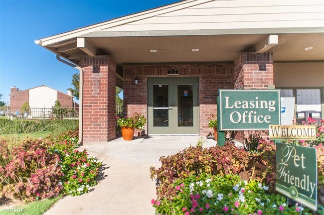 Building Photo - 1 br, 1 bath Apartment - Chatham Green