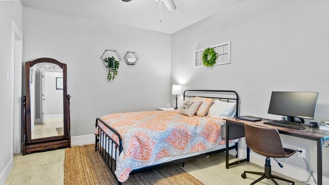 Building Photo - 833 Wakefield Dr