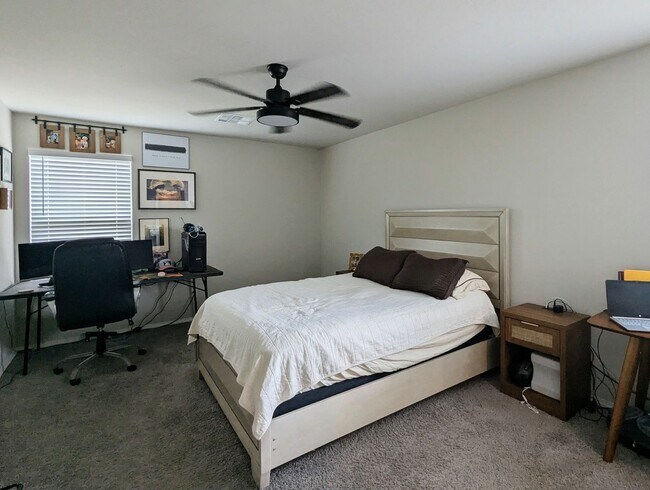 Building Photo - Welcome Home to Comfort and Convenience in Newcastle!