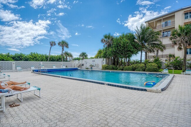 Building Photo - 877 N Hwy A1A