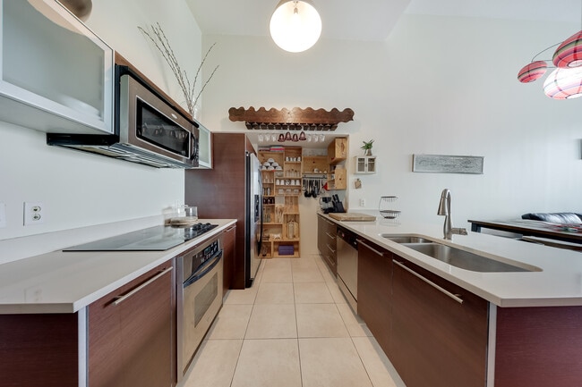 Building Photo - 1900 N Bayshore Dr