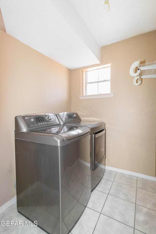 Building Photo - 1325 John Ring Ln