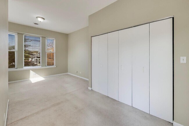 Building Photo - 1481 W Irving Park Rd