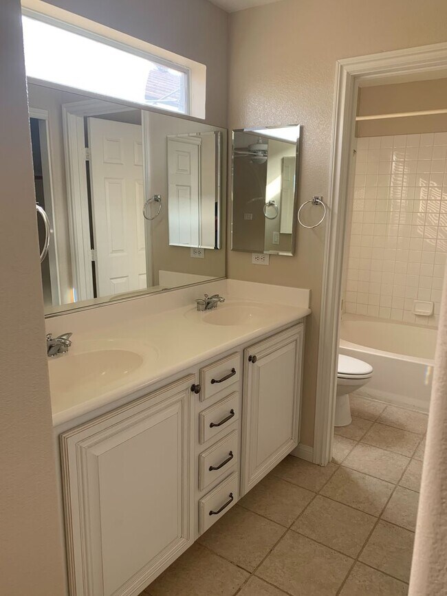 Building Photo - Cozy Two Bed Home