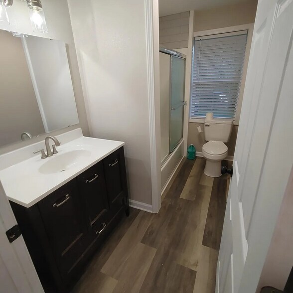 Full bathroom upstairs - 96 Ponder St