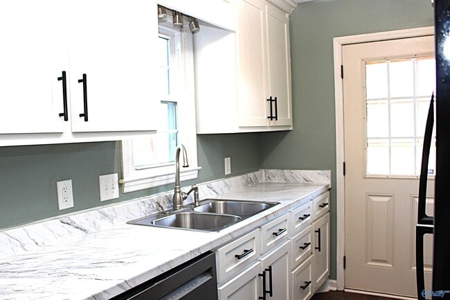 Building Photo - 101 Cresent Circle