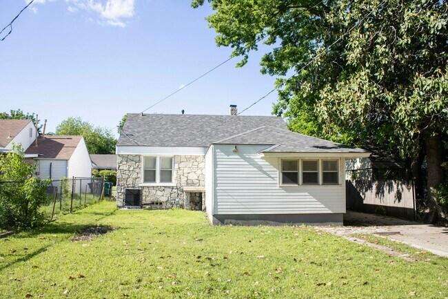 Building Photo - 2420 NE 25th St