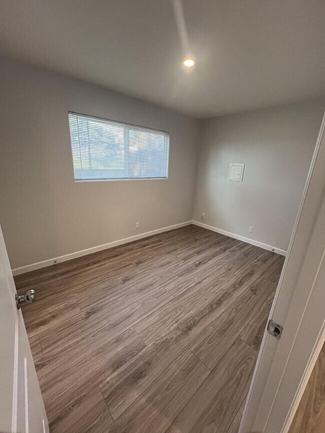 Building Photo - Newly Remodeled, Charming 1-Bedroom Oasis ...