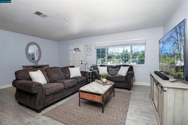 Building Photo - Clean/Remodeled 3 Bedroom 2 Bath with Large  Lot