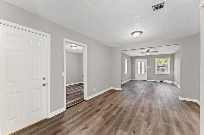 Building Photo - 3034 Akard St