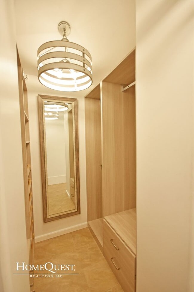 Building Photo - Live in Kailua Town!  Pet Friendly 3/2 wit...