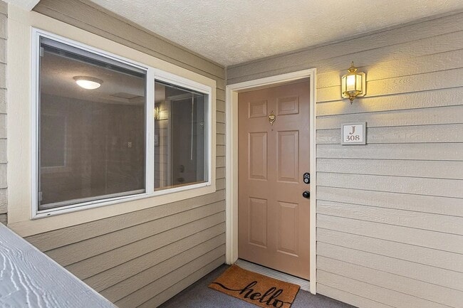 Building Photo - $1,600 - 1 Bed / 1 Bath Gorgeous Condo Unit in University District