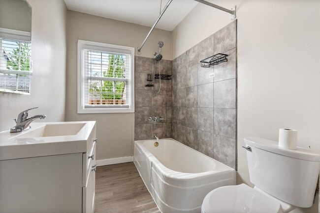 Building Photo - Charming 3 Bedroom Home in NE Portland!