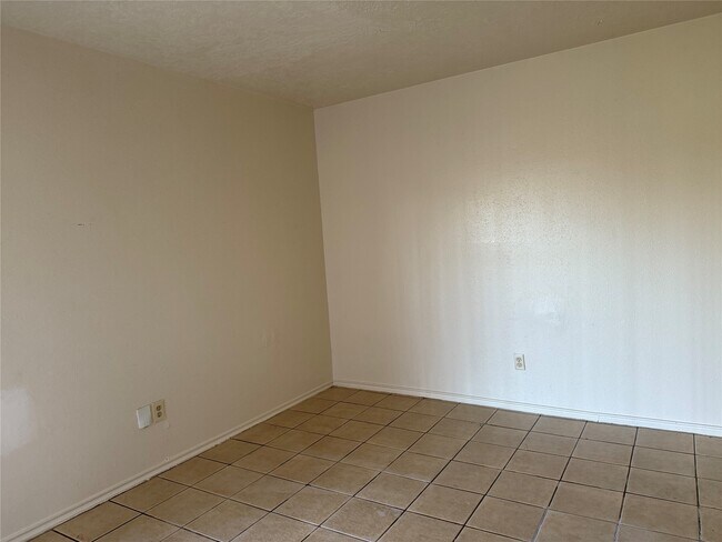 Building Photo - 2114 W Greens Rd