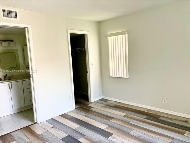 Building Photo - 6832 Palmetto Cir S