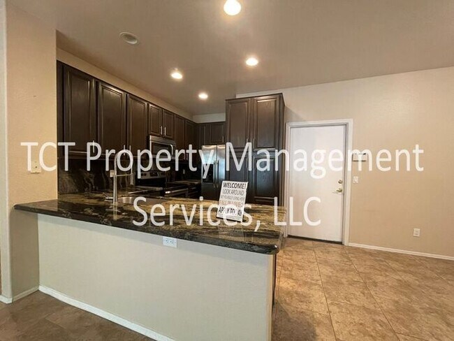 Building Photo - Gorgeous 2 Bedroom Townhome in Gate Commun...