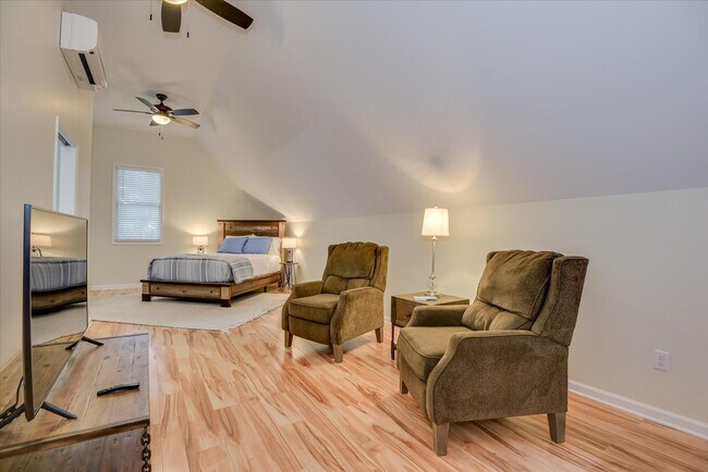 Building Photo - 651 Oak Meadow Ln