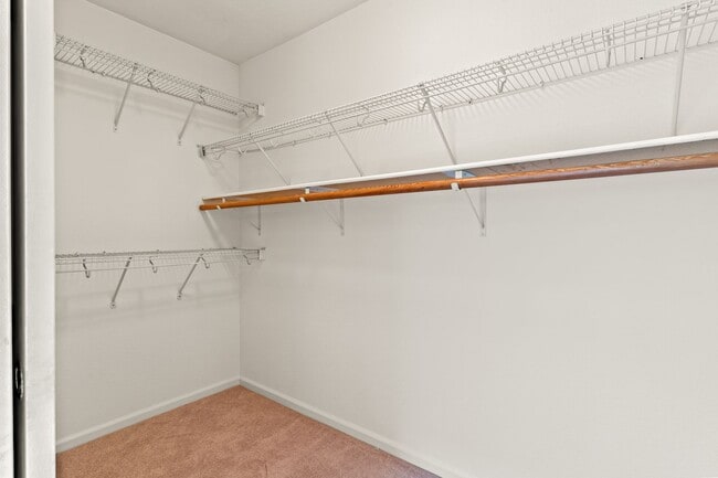 Building Photo - Modern 4 Bed Home with Office, AC, Garage,...